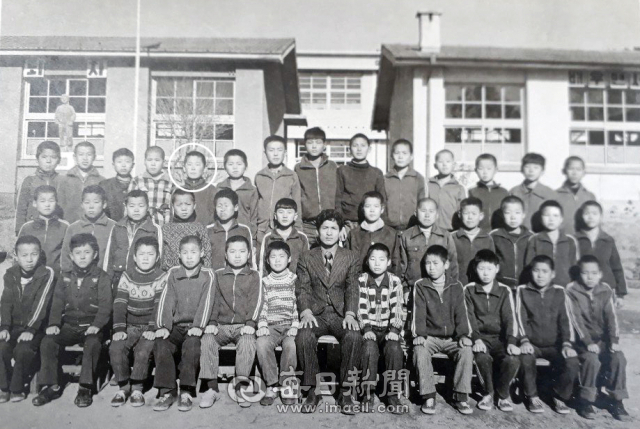 더불어민주당 이재명 대통령 선거 후보(흰 동그라미 표시)의 경북 안동의 옛 삼계국민학교(현 월곡초 삼계분교) 6학년 졸업 당시 사진. 박병기 씨 제공