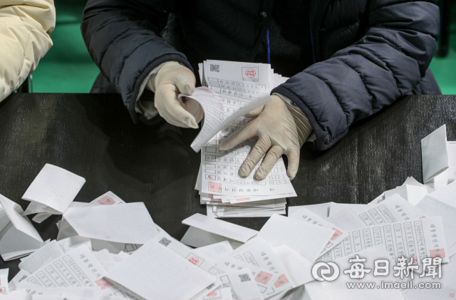 20대 대통령 선거 투표일인 9일 오후 대구 북구 대구체육관에 마련된 개표소에서 한 관계자가 개표를 하고 있다. 매일신문DB