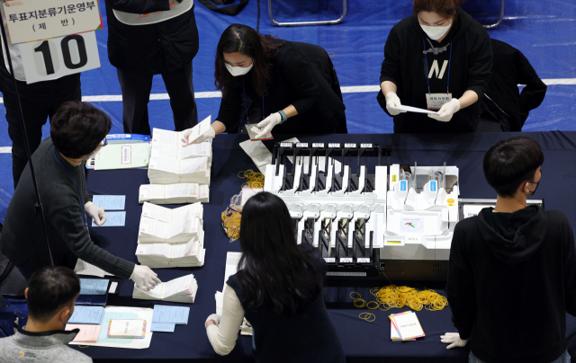 9일 오후 서울 마포구민체육센터에 마련된 제20대 대통령선거 개표소에서 개표 작업이 진행되고 있다. 연합뉴스