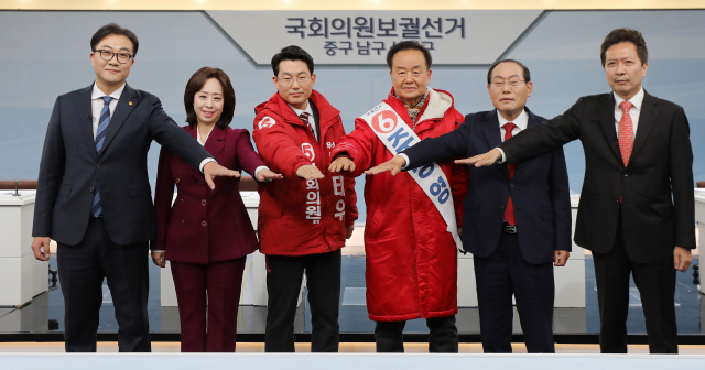 지난 2월 22일 오후 대구 수성구 대구문화방송(대구MBC)에서 남구선거방송토론위원회 주관으로 열린 대구 중남구 국회의원 보궐선거 초청 토론회에 앞서 후보들이 기념촬영을 하고 있다. 왼쪽부터 더불어민주당 백수범, 국민의당 권영현, 무소속 도태우·주성영·임병헌·도건우 후보. 연합뉴스