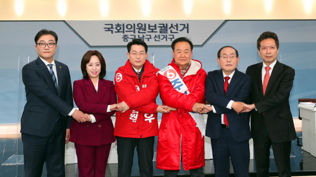 22일 오후 대구 수성구 대구문화방송(대구MBC)에서 남구선거방송토론위원회 주관으로 열린 대구 중남구 국회의원 보궐선거 초청 토론회에 앞서 후보들이 기념촬영을 하고 있다. 왼쪽부터 더불어민주당 백수범, 국민의당 권영현, 무소속 도태우·주성영·임병헌·도건우 후보. 연합뉴스