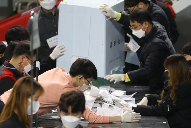 20대 대통령 선거 투표일인 9일 오후 대구 북구 대구체육관에 마련된 개표소에서 관계자들이 개표하고 있다. 연합뉴스
