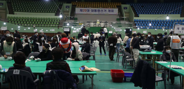 제20대 대통령 선거일인 9일 오후 경남 창원시 마산회원구 마산실내체육관에 마련된 개표소에서 개표가 진행되고 있다. 경남지역 투표율은 76.4％로 잠정 집계됐다. 연합뉴스