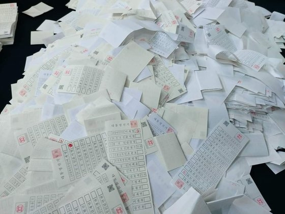 인천 남동체육관 개표장에서 색깔이 서로 다른 투표지가 나왔으나 선관위측은 
