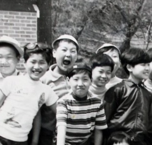 어린 시절의 윤석열 당선인(왼쪽에서 세 번째), 캠프 제공