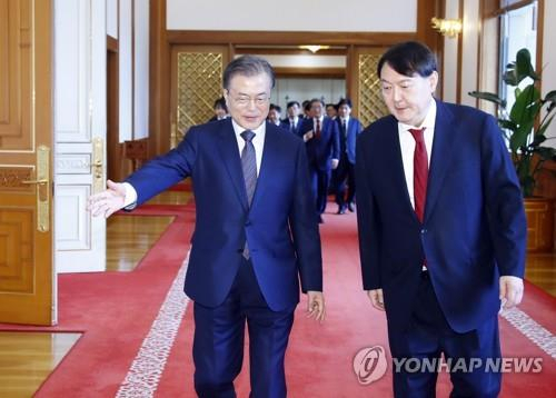 문재인 대통령이 지난 2019년 7월 25일 청와대에서 윤석열 신임 검찰총장에게 임명장을 수여한 뒤 함께 환담장으로 이동, 먼저 입장할 것을 권하고 있다. 연합뉴스
