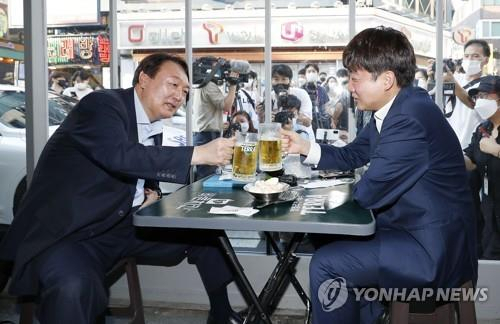 윤석열 당선인이 이준석 국민의힘 대표와 지난 2021년 7월 25일 오후 서울 광진구 건대 맛의거리에서