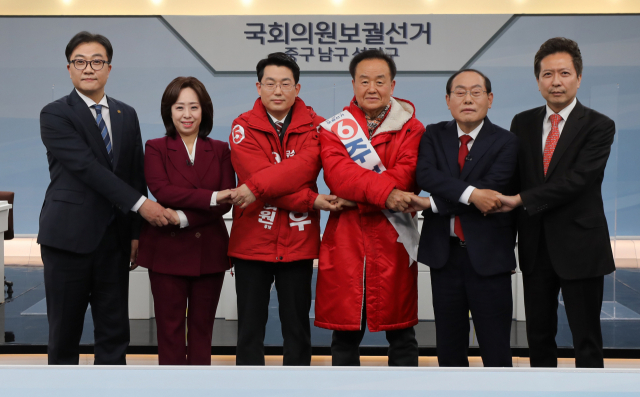 22일 오후 대구 수성구 대구문화방송(대구MBC)에서 남구선거방송토론위원회 주관으로 열린 대구 중남구 국회의원 보궐선거 초청 토론회에 앞서 후보들이 기념촬영을 하고 있다. 왼쪽부터 더불어민주당 백수범, 국민의당 권영현, 무소속 도태우·주성영·임병헌·도건우 후보. 연합뉴스
