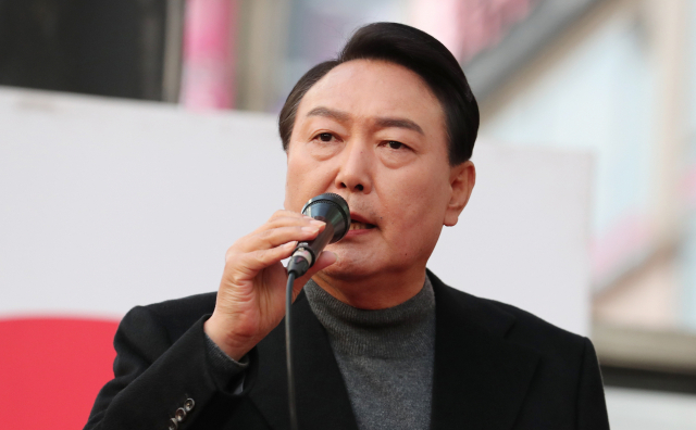 국민의힘 윤석열 대선 후보가 8일 오후 대전 노은역 앞 유세 현장에서 지지를 호소하고 있다. 연합뉴스