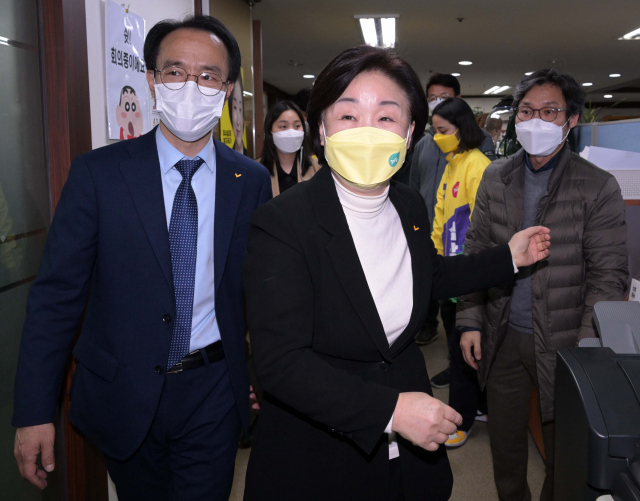 정의당 심상정 대선 후보가 10일 서울 여의도 중앙당사에 마련된 개표상황실에서 제20대 대선 관련 입장을 발표한 뒤 개표상황실을 떠나고 있다. 연합뉴스