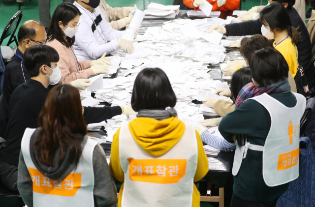 20대 대통령 선거 투표일인 9일 오후 대구 북구 대구체육관에 마련된 개표소에서 관계자들이 개표하는 가운데 참관인들이 지켜보고 있다. 연합뉴스