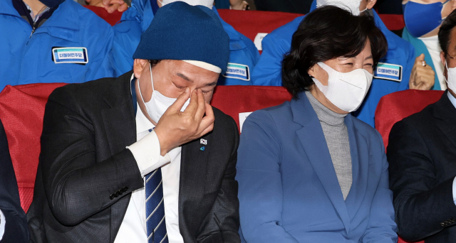 더불어민주당 송영길 대표가 20대 대통령 선거일인 9일 오후 서울 여의도 국회 의원회관 대회의실에 마련된 개표 상황실에서 출구조사 결과를 보며 눈물을 닦고 있다. 연합뉴스