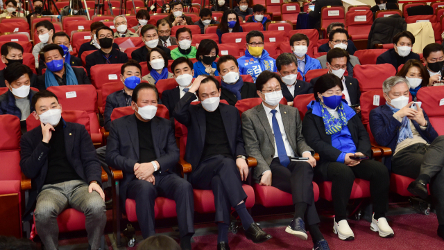 10일 서울 여의도 국회 의원회관에 마련된 더불어민주당 선거상황실에서 관계자들이 이재명 후보가 윤석열 후보에게 역전을 허용하자 긴장된 표정으로 개표상황을 지켜보고 있다. 연합뉴스