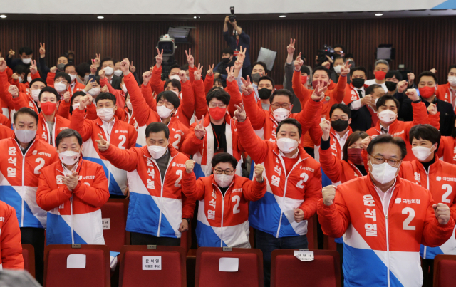 김기현 국민의힘 원내대표 등 의원들이 10일 오전 서울 여의도 국회도서관에 마련된 개표상황실에서 윤석열 대선 후보가 제20대 대통령 선거 당선이 유력해지자 환호하고 있다. 연합뉴스
