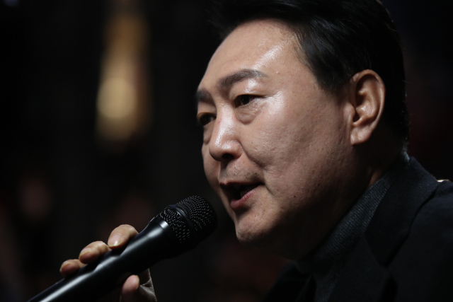 국민의힘 윤석열 대선후보가 8일 서울 강남역 인근에서 지지를 호소하고 있다. 연합뉴스
