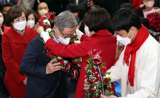 서울 종로구 국회의원 보궐선거에 출마한 국민의힘 최재형 전 감사원장이 10일 오전 서울 종로구 선거사무실에서 당선이 유력시되자 꽃목걸이를 받고 있다. 연합뉴스