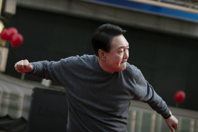 국민의힘 윤석열 대선후보가 8일 오후 대구 중구 서문시장에서 열린 유세에서 유권자들에게 지지를 호소하고 있다. 연합뉴스