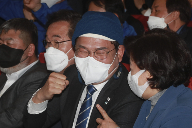 더불어민주당 송영길 대표가 9일 오후 서울 여의도 국회 의원회관에 마련된 개표 상황실에서 출구조사 결과 발표를 지켜보며 주먹을 쥐어보이고 있다. 연합뉴스