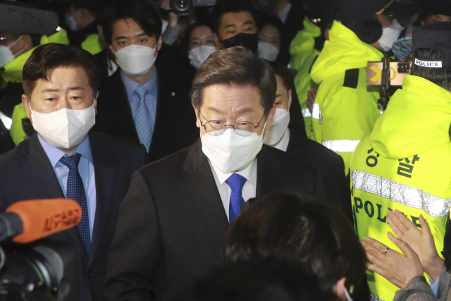 분당 자택에 머물던 더불어민주당 이재명 대선 후보가 10일 새벽 서울 여의도 중앙당사에 도착, 당사로 들어서고 있다. 연합뉴스