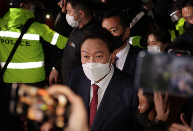 국민의힘 윤석열 대선 후보가 10일 새벽 밝은 표정으로 서울 서초구 자택을 나서고 있다. 연합뉴스