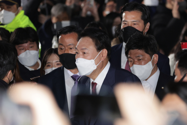 국민의힘 윤석열 대선 후보가 10일 새벽 밝은 표정으로 당사로 향하기 위해 서울 서초구 자택을 나서고 있다. 연합뉴스