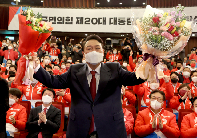윤석열 대통령 당선인이 10일 새벽 서울 여의도 국회도서관에 마련된 