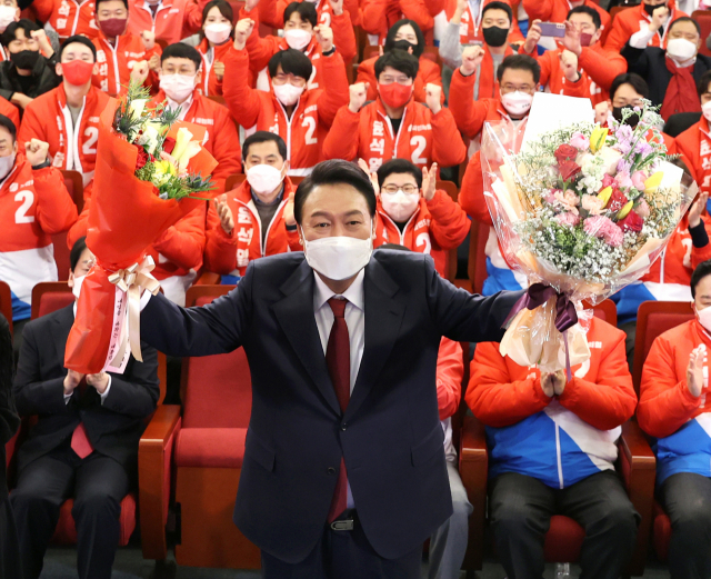 윤석열 대통령 당선인이 10일 새벽 서울 여의도 국회도서관에 마련된 