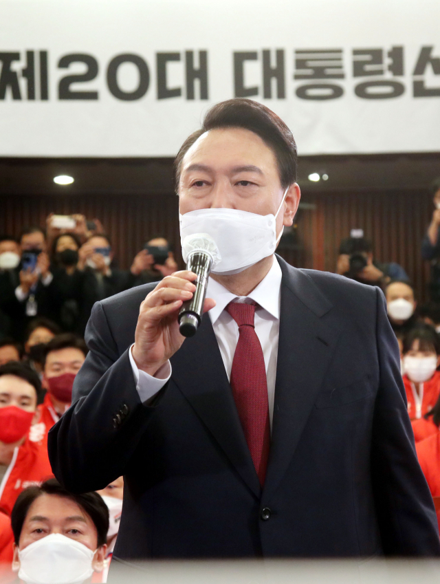 윤석열 제20대 대통령 당선인이 10일 새벽 서울 여의도 국회도서관에 마련된