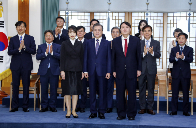 윤석열 제20대 대통령 당선인이 지난 2019년 7월 25일 청와대에서 문재인 대통령에게 신임 검찰총장 임명장을 받은 뒤 기념촬영을 하는 모습. 연합뉴스