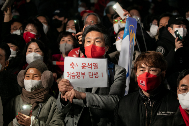 윤석열 대통령 당선인 지지자들이 10일 새벽 서울 여의도 당사 앞에서 마련된 특설무대에서 윤 당선인을 기다리고 있다. 연합뉴스