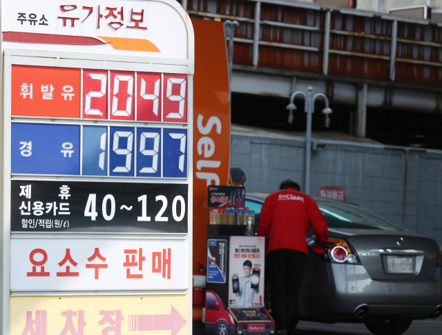 러시아의 우크라이나 침공 사태 여파로 국제유가가 급등하면서 국내 기름값도 연일 고공행진을 이어가고 있다. 9일 한국석유공사 유가정보사이트 오피넷에 게시된 전국 주유소 휘발유 평균 판매 가격은 ℓ당 1천887.62원을 기록했다. 2014년 3월 이후 8년 만에 최고가다. 사진은 이날 서울 한 주유소에 게시된 유가. 연합뉴스