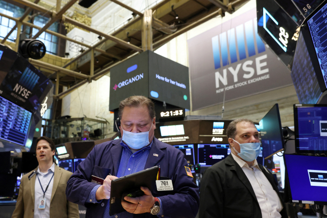 7일(현지시간) 미국 뉴욕 증권거래소(NYSE) 입회장에서 트레이더들이 업무를 처리하고 있다. 연합뉴스