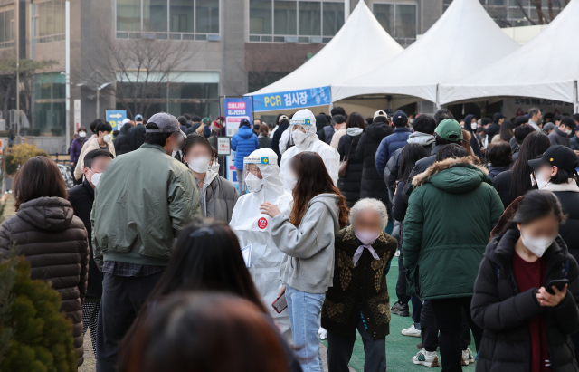 코로나19 신규 확진자가 32만7천549명을 기록, 이틀째 30만명대를 나타낸 10일 오전 서울 송파구 보건소 선별진료소에서 시민들이 검사를 기다리고 있다. 연합뉴스