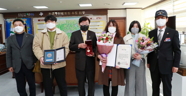 고(故) 강북도 육군 일병의 유족에게 68년 만에 화랑무공훈장을 전수하고 있다. 안동시 제공