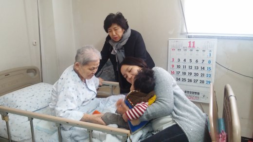 고 조무준 할머니가 병상에 있을 때 가족들이 방문해 한 때를 보내고 있다. 가족 제공.