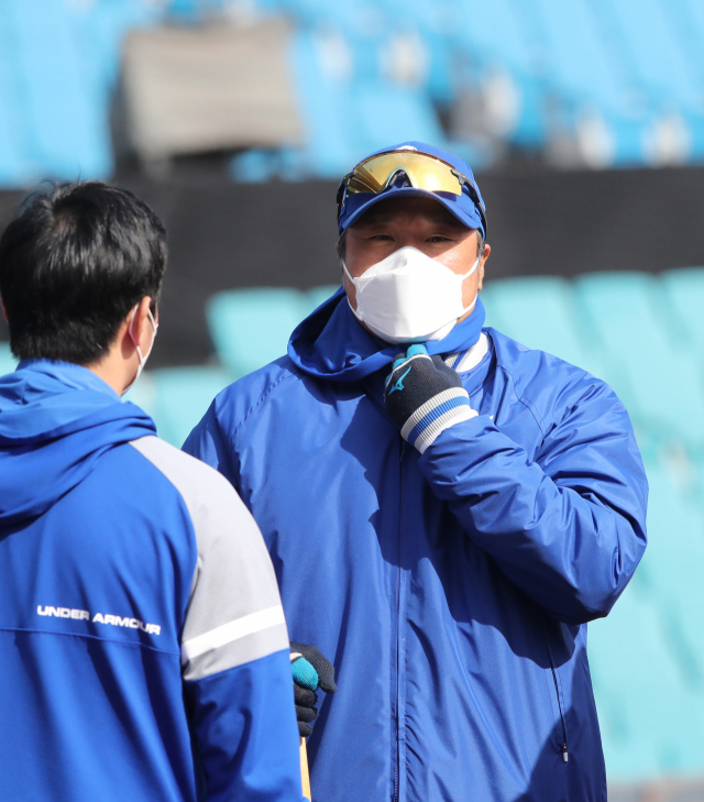 스프링캠프 훈련을 진행하고 있는 최태원 삼성라이온즈 수석코치. 삼성라이온즈 제공