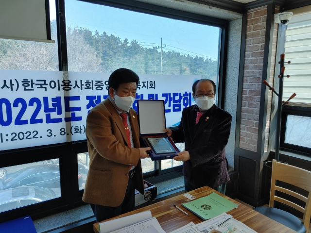 한국이용사회중앙회 경상북도지회가 우수 회원에게 표창을 수여하고 있다. 이용사회중앙회 경상북도지회 제공