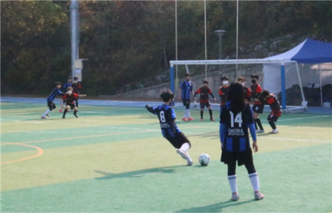 대불스포츠클럽에서 유소년들의 축구 경기가 펼쳐지고 있다. 대불스포츠클럽 제공