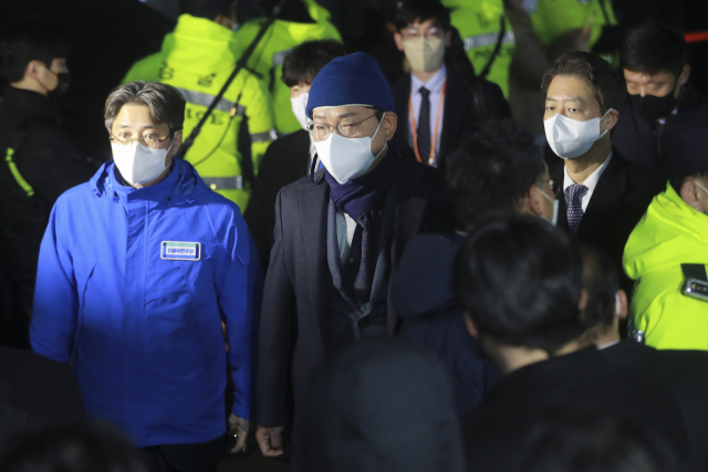 더불어민주당 송영길 대표가 10일 새벽 이재명 대선후보를 만나기 위해 서울 여의도 당사로 들어서고 있다. 연합뉴스