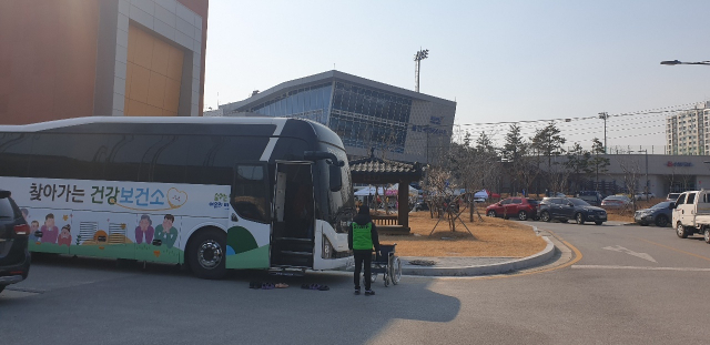 이재민 건강편의를 위해 울진국민체유센터 앞에 이동건강진료차가 대기해 있다. 울진군 제공