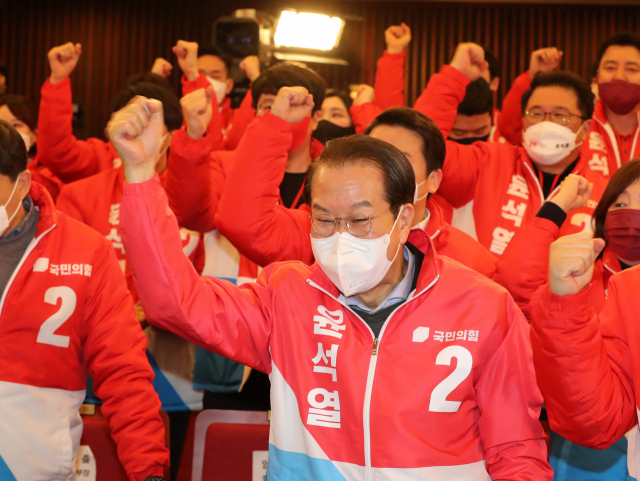 20대 대선개표가 진행되고 있는 10일 새벽 국회 도서관에 마련된 국민의힘 개표상황실에서 권영세 총괄선대본부장이 득표율이 역전되자 환호하고 있다. 연합뉴스