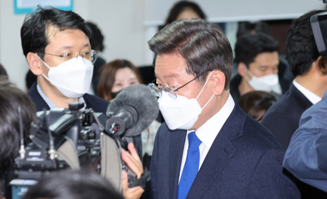 더불어민주당 이재명 대선 후보가 10일 서울 여의도 더불어민주당 당사에서 낙선 기자회견을 마친 뒤 회견장을 나서고 있다. 연합뉴스