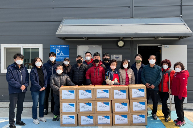 한국장애인고용공단 경북지사 임직원들이 산불 피해를 입은 울진지역의 장애인 다수고용 사업체를 찾아 위문품을 전하고, 현황 점검 및 장애인근로자 지원 방안을 논의했다. 한국장애인고용공단 제공