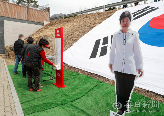 박근혜 전 대통령의 대구 달성군 사저 입주 임박 소식이 알려지자 사저를 찾은 이들의 발길이 이어지고 있다. 10일 지지자들이 사저 주변을 살펴보고 있다. 우태욱 기자 woo@imaeil.com