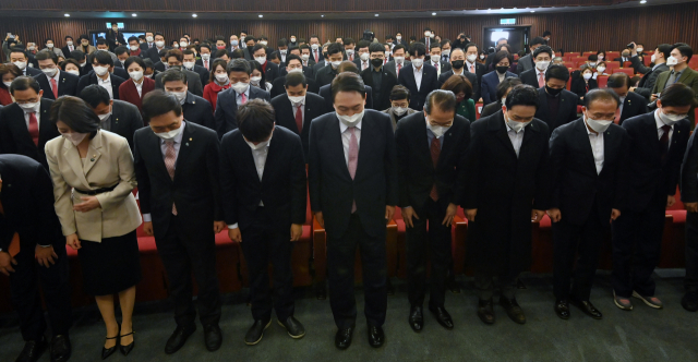 윤석열 대통령 당선인이 10일 오후 국회 도서관에서 열린 국민의힘 선대본부 해단식에서 참석자들과 국민에게 감사 인사를 하고 있다. 연합뉴스