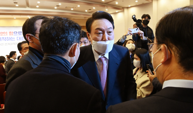 윤석열 대통령 당선인이 10일 오후 국회 도서관에서 국민의힘 선대본부 해단식을 마친 뒤 행사장을 나서고 있다. 연합뉴스