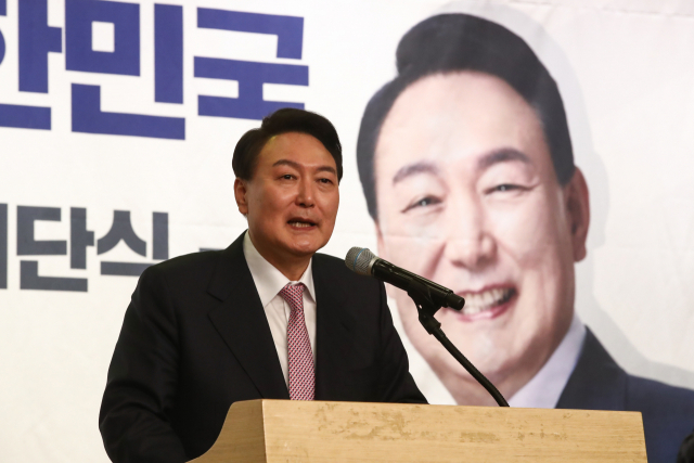 윤석열 대통령 당선인이 10일 오후 서울 여의도 국회 도서관에서 열린 국민의힘 대선 선거대책본부 해단식에서 인사말을 하고 있다. 연합뉴스