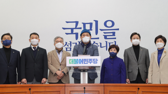 더불어민주당 송영길 대표가 10일 오후 서울 여의도 국회에서 열린 기자회견에서 대표직 사퇴의사를 밝히고 있다. 이날 민주당 지도부는 대선 패배에 책임을 지고 총사퇴를 하기로 했다. 연합뉴스