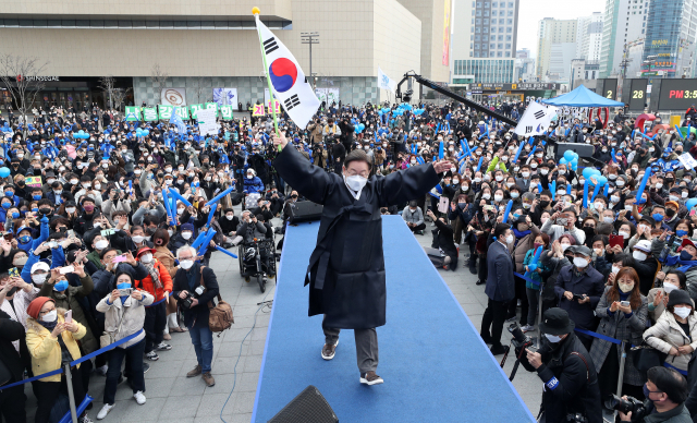 더불어민주당 이재명 대선 후보가 28일 대구시 동대구역 광장에서 열린
