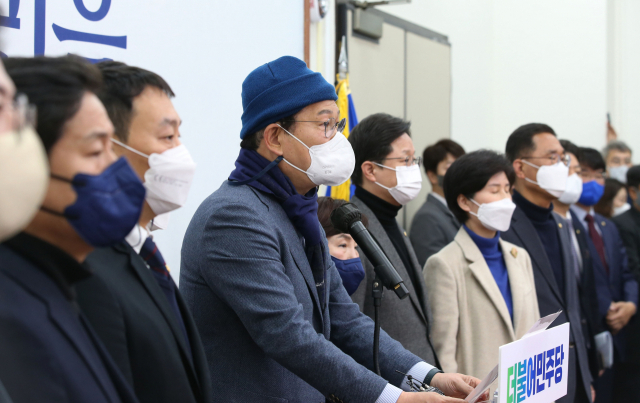 더불어민주당 송영길 대표가 10일 오후 서울 여의도 국회에서 열린 기자회견에서 대표직 사퇴의사를 밝히고 있다. 이날 민주당 지도부는 대선 패배에 책임을 지고 총사퇴를 하기로 했다. 연합뉴스
